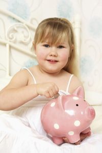Dlaczego warto uczyć dzieci oszczędzania pieniędzy